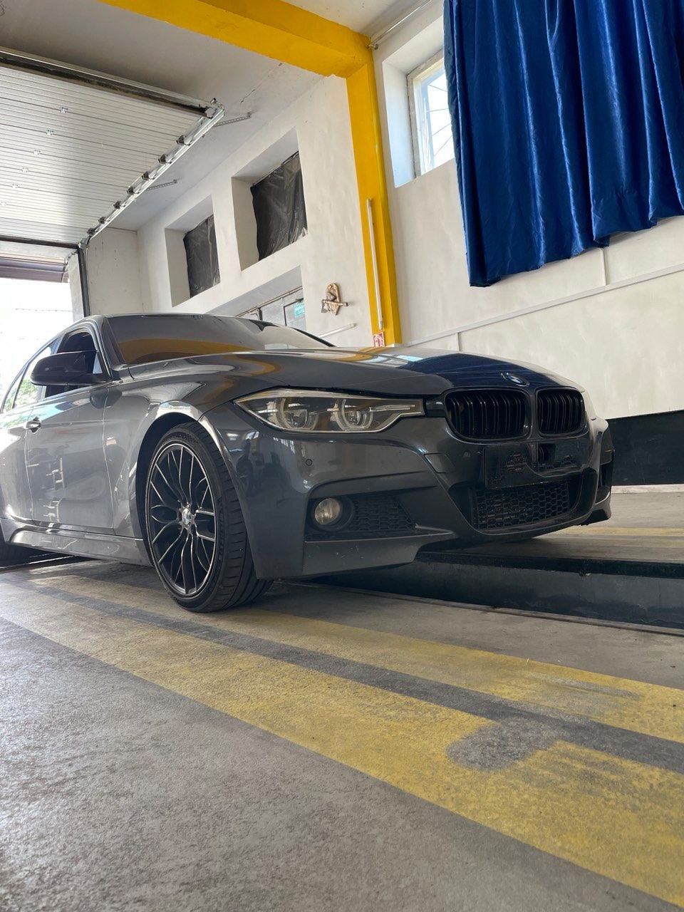 BMW 3 Series на інспекційних рейках