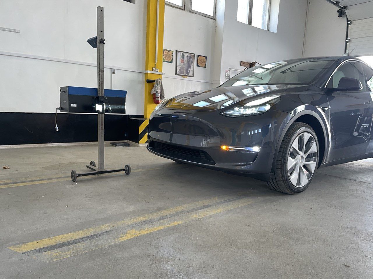 Tesla Model Y на станції техогляду