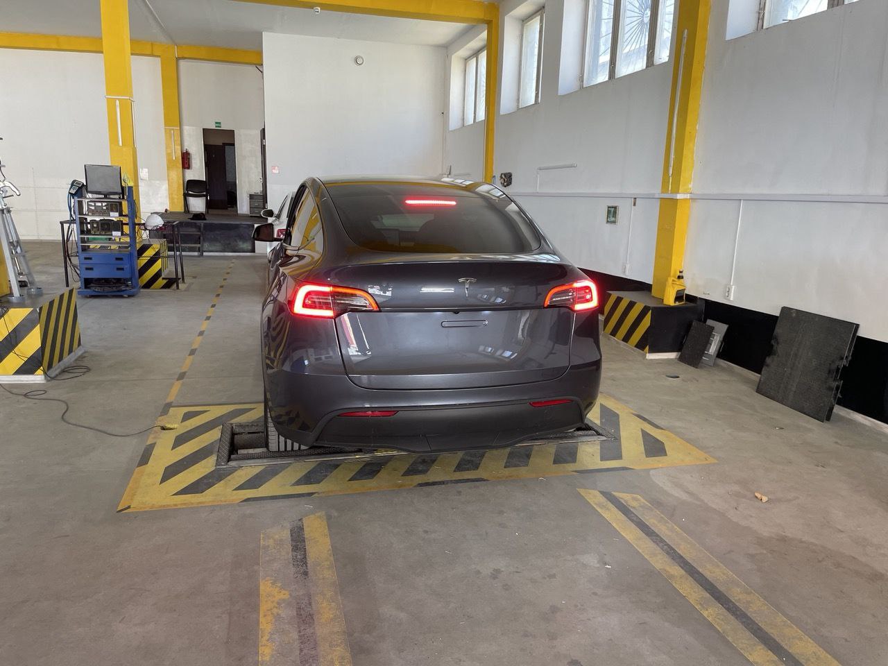 Tesla на діагностичній платформі